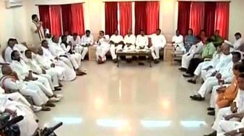 Video : Telangana crisis: 10 Congress MPs quit, 48-hour bandh called