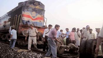 Videos : यूपी : बस से टकराई ट्रेन, 38 मरे