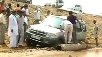 राहुल के काफिले की गाड़ी कीचड़ में फंसी