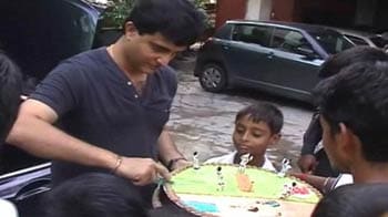 Video : Ganguly celebrates 39th birthday with fans