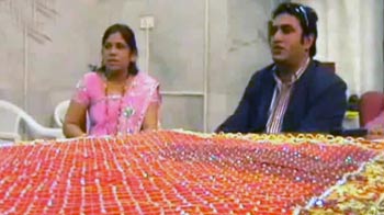 साईं पर चढा़ई गई शॉल पर विवाद