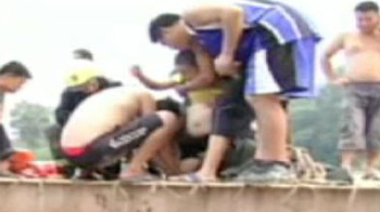 Caught on camera: Child trapped on bridge rescued Caught on camera: Child trapped on bridge rescued