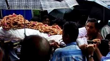 Video : Two diamond traders - A Hindu, a Muslim - put to rest near each other