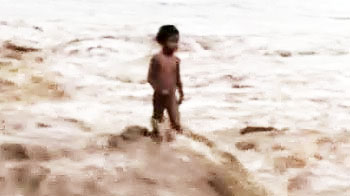 बहते बच्चे की बहादुरों ने बचाई जान बहते बच्चे की बहादुरों ने बचाई जान