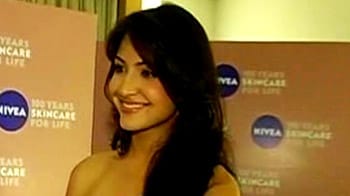 Video : Anushka Sharma moves beyond Yash Raj, but only just about