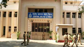 अब 12 घंटे घूम सकेंगे तिहाड़ के कैदी