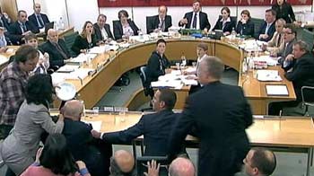 Video : Murdoch attacked at phone hacking hearing