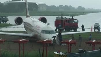 Videos : कानपुर में कीचड़ में फंसा विमान