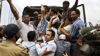 दो जवानों पर रेप का आरोप, जमकर हंगामा