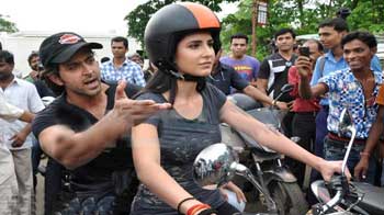 कैट ने चलाई बाइक, पीछे बैठे ऋतिक