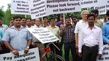 फ्लैट खरीदनेवालों ने किया विरोध प्रदर्शन