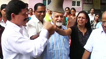 शिक्षकों ने बजाया विरोध का घंटा