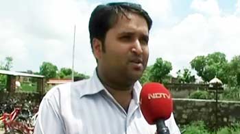 चपरासी पोस्ट की लाइन में पीएचडी वाले भी...