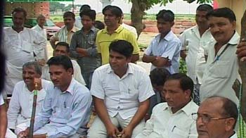 माया के गांव के किसान भी नाराज