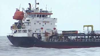 जुहू बीच पर फंसा जहाज