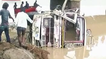 Video : नदी में गिरी बस, 26 मरे