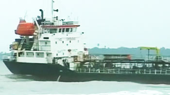 जुहू बीच पर अटका एमवी पवित