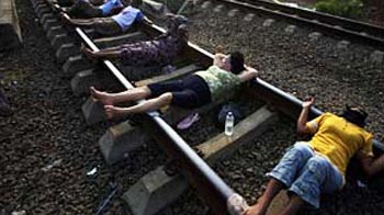 Video : Terrifying railroad 'therapy' places sick people on tracks