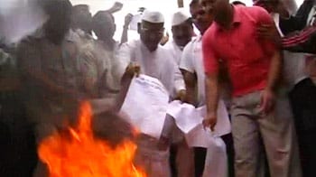 Video : Lokpal Bill tabled, Anna sets copy on fire