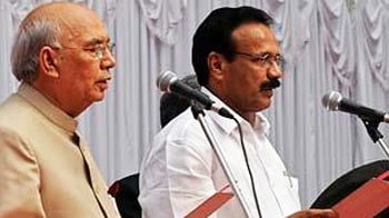 Video : Gowda sworn in, Shettar and Reddys don't show