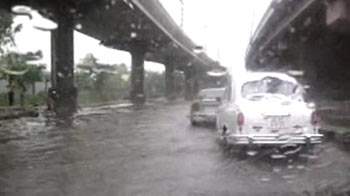 Heavy rain stalls traffic in Delhi