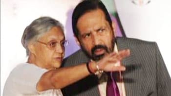 Video : BJP says Sheila must resign, she calls Cabinet meeting