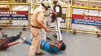 लखनऊ में जमकर हुआ लाठीचार्ज