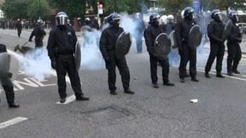 Video : UK riots spread, police face public anger