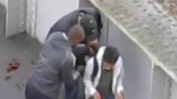Video : Caught on camera: Teen mugged during Britain riots