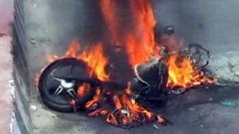 Videos : टक्कर के बाद बाइक में लगी आग