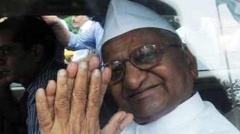 Video : Anna Hazare arrested, sent to Tihar Jail