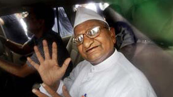 Anna spends night at Tihar, adamant will fast at JP Park