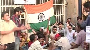 Anna Hazare relents; accepts police permission for 15-day fast