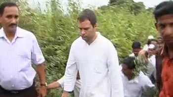 Rahul Gandhi visits farmers' homes in Maharashtra