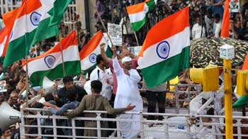 Anna emerges from Tihar, addresses huge crowd Anna emerges from Tihar, addresses huge crowd