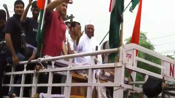 The Massive Anna Roadshow: Thousands move with him despite rain The Massive Anna Roadshow: Thousands move with him despite rain