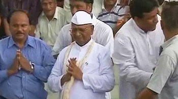 Video : Anna Hazare prays at Rajghat