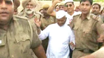 Video : Anna runs surrounded by cops at Rajghat