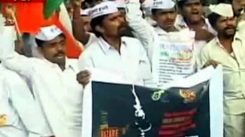 अन्ना दिल्ली में तो हम यहां!