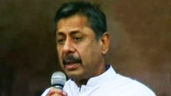 डॉ. त्रेहन कर रहे हैं जांच