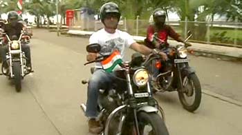 Video : Mumbai bikers rally for Anna