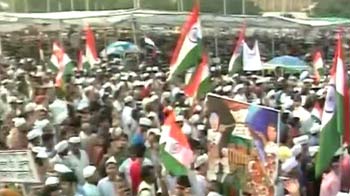 50,000 Anna supporters throng Ramlila Maidan