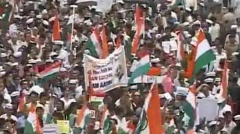 Video : Mumbai: Thousands march in support of Anna