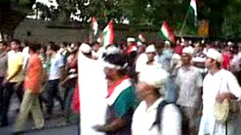 Thousands march in support of Hazare
