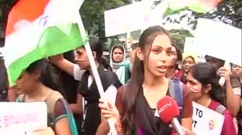 Video : Chennai students march for Anna