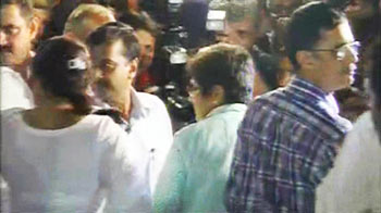Talks begin: Pranab meets 3 Team Anna representatives