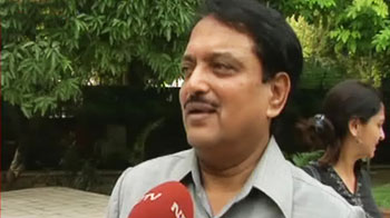 अन्ना से मिलने पहुंचे देशमुख