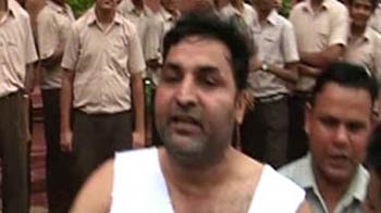 Posing as visitor, Anna supporter protests in Parliament