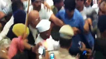Video : Anna arrives in hospital to chaotic reception