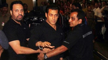 Video : Salman Khan leaves for surgery in US